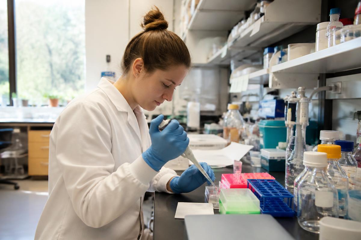 Onderzoekster aan het werk in een universitair medisch laboratorium